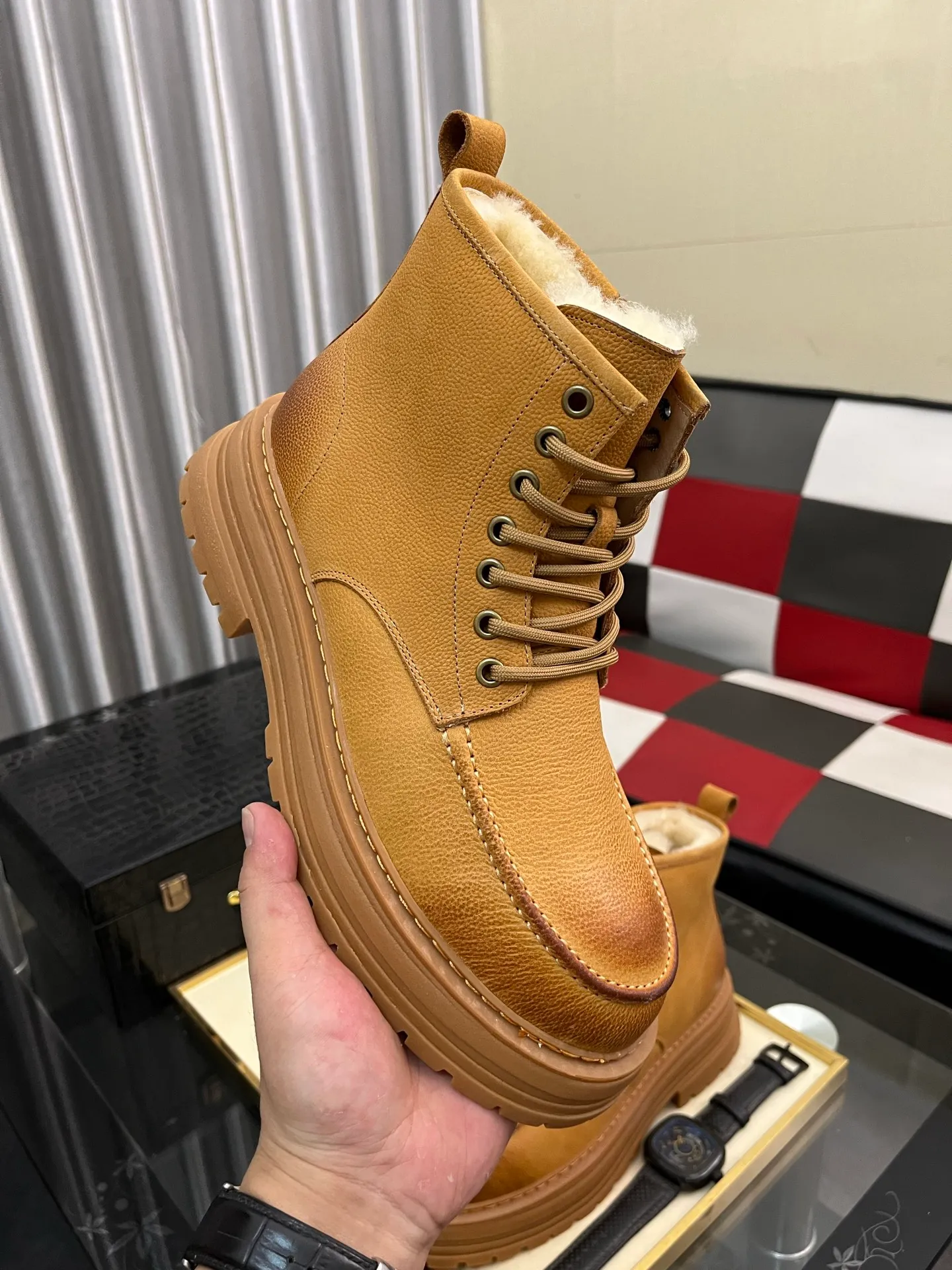 Men's Men's Shoes 💰660⌚️⌚️New UGG fur-integrated men's simple and fashionable snow shoes. The most worth buying at the end of this year are warm casual shoes. Whether you are out and about at home, their comfortable and warm performance will be your most suitable fashion companion! The material is cowhide upper and imported wool is used inside. Two layers of cowhide for warmth and comfort! The eva+ rubber patch outsole is cushioned, wear-resistant, and has good elasticity. It is light and wear-resistant, comfortable and soft, and the new simple cut is more fashionable. It has both practicality and fashion sense, so you no longer have to worry about how to match it in winter, while still maintaining fashionable taste. High-quality genuine wool produced in Dongguan. The material depends on the details! Size: 38-39-40-41-42-43-44-45